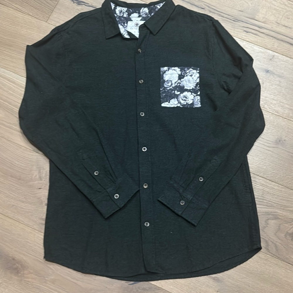 On the byas men’s button down shirt